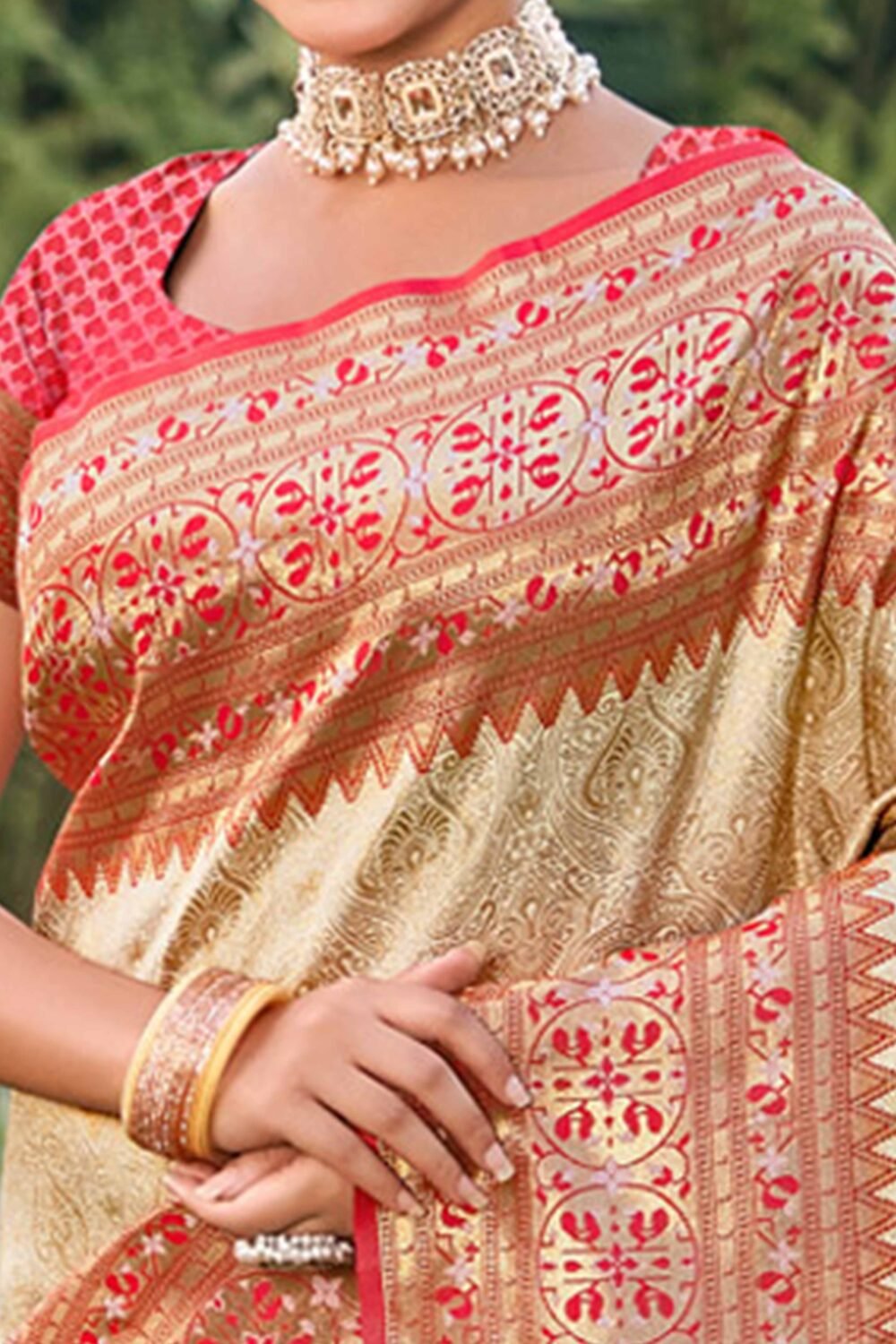 Cream Floral Zari Woven Saree In Banarasi Silk With Delicate Tassel Accents Pallu - Image 2