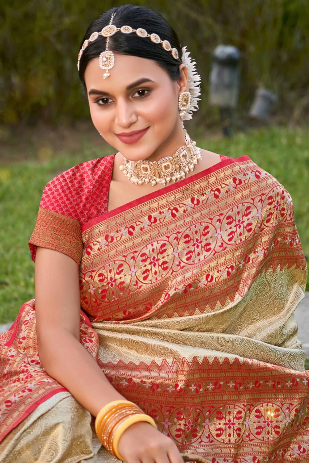 Cream Floral Zari Woven Saree In Banarasi Silk With Delicate Tassel Accents Pallu - Image 3