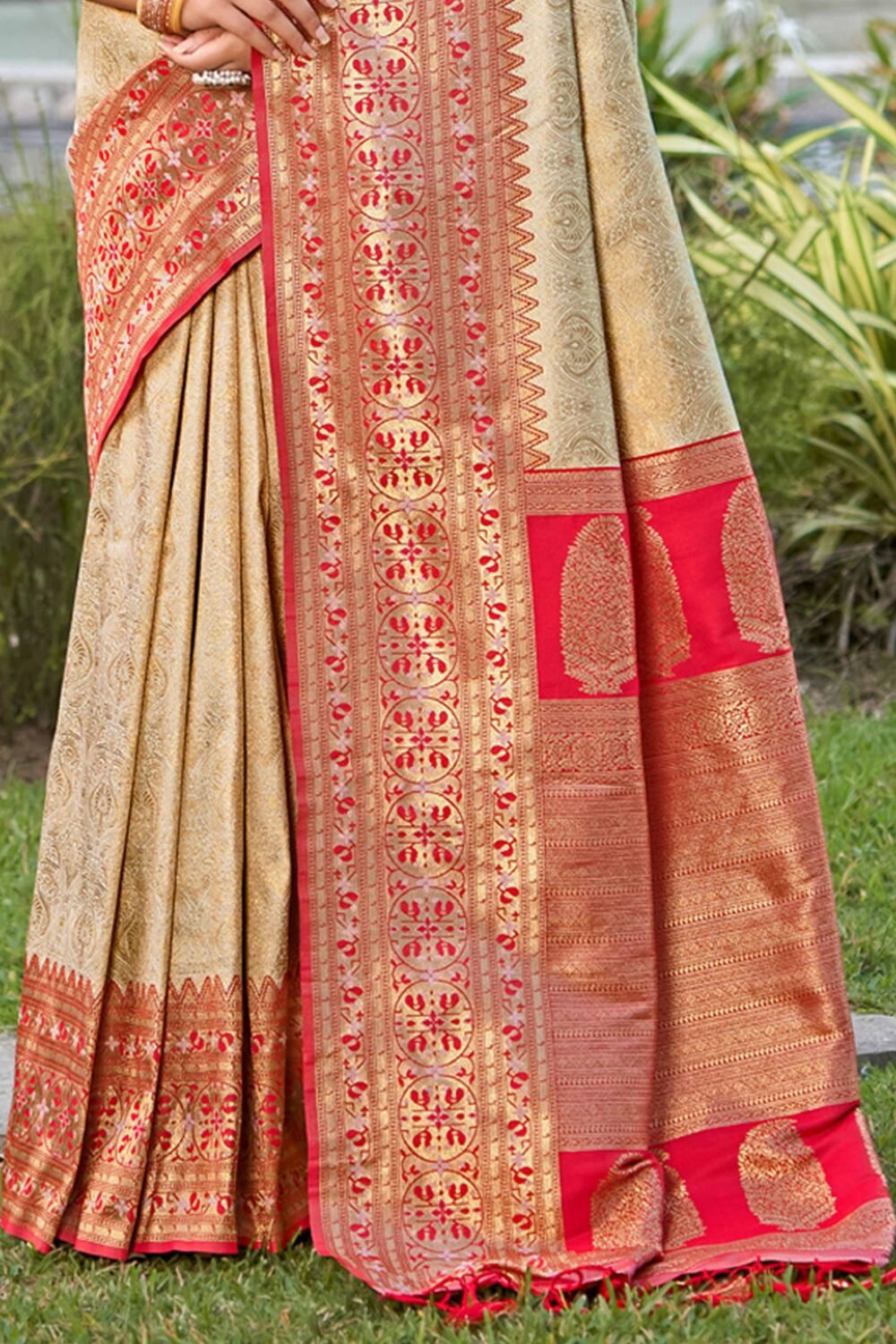 Cream Floral Zari Woven Saree In Banarasi Silk With Delicate Tassel Accents Pallu - Image 4